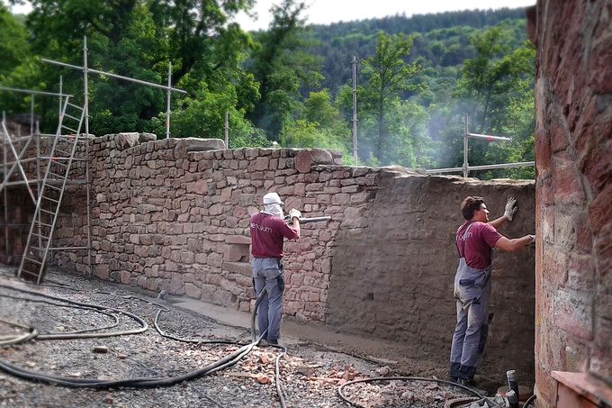Trockenspritzverfahren an der erneuerten Wandscheibe in Freudenberg